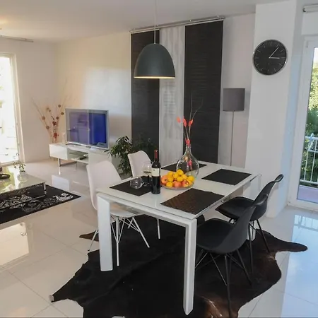 Appartamento Nela With Balcony Near The
