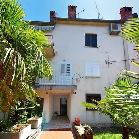 Appartamento Nela With Balcony Near The